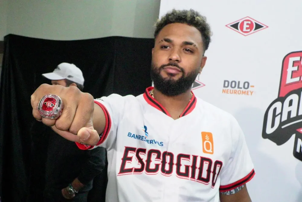 El Escogido entrega anillos de campeones de la campaña 2024-25 a jugadores, coaches y directivos