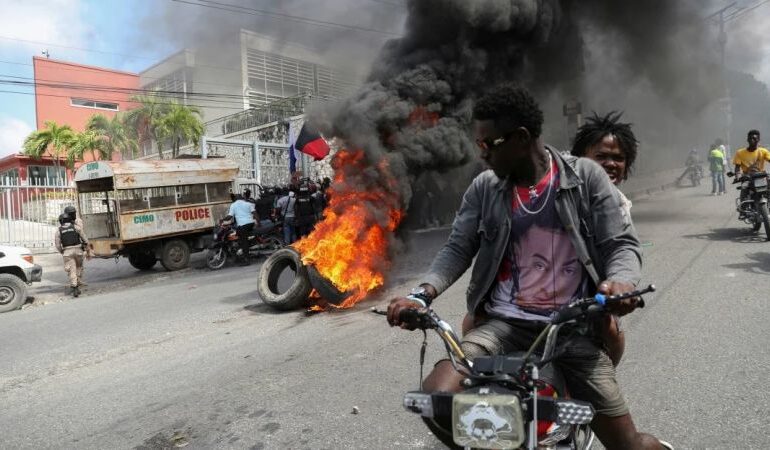 Pandillas incendian más de una docena de vehículos y paralizan el transporte en Haití