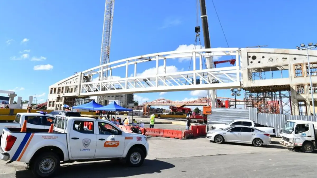 Concluye con éxito la instalación del nuevo puente peatonal en el kilómetro 9 de la autopista Duarte