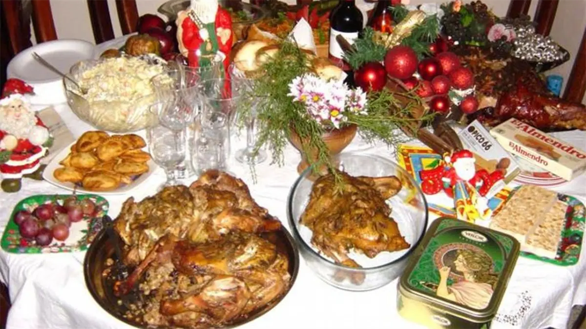 La cena del 31 de diciembre mantiene viva la tradición familiar en los hogares dominicanos