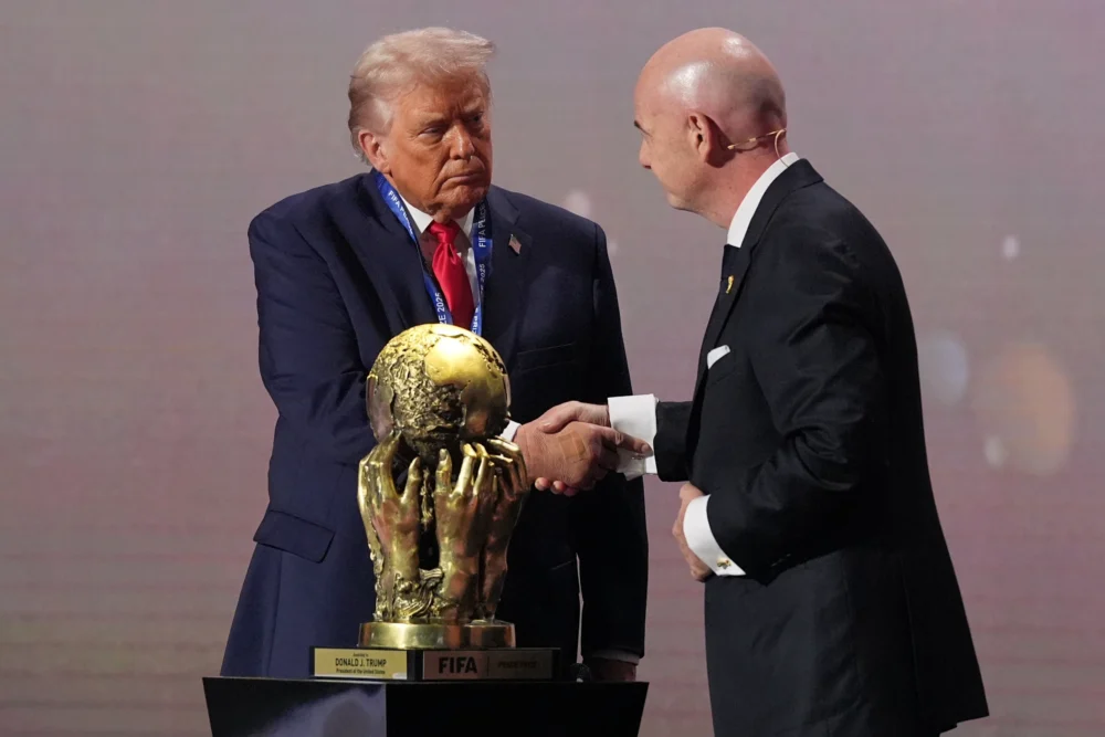 Histórico: Donald Trump recibe el primer Premio FIFA de la Paz