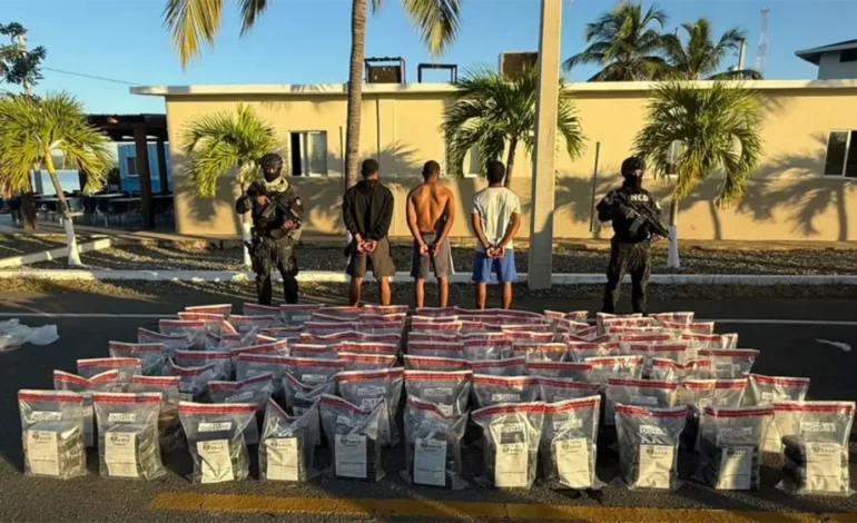 DNCD incauta 429 paquetes de droga en operativo marítimo en Baní