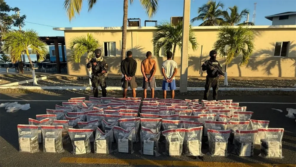 DNCD incauta 429 paquetes de droga en operativo marítimo en Baní