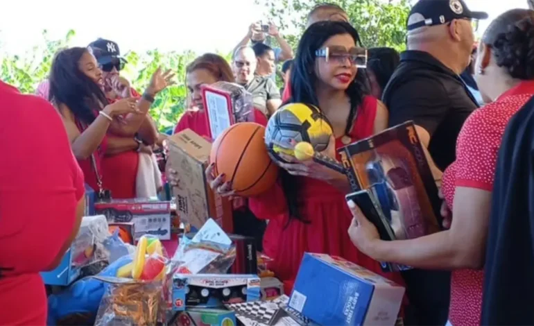 Procuradora General de la República encabeza entrega de juguetes a niños de Villa Isabela