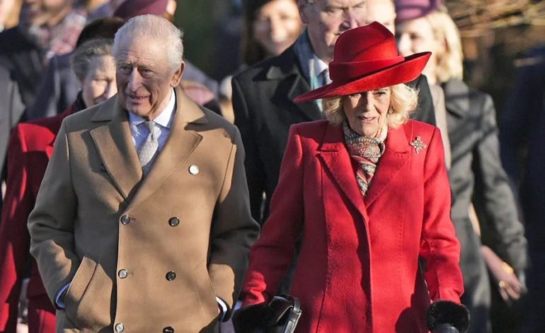 Carlos III desafía un año difícil y cumple con la tradición navideña de la monarquía británica