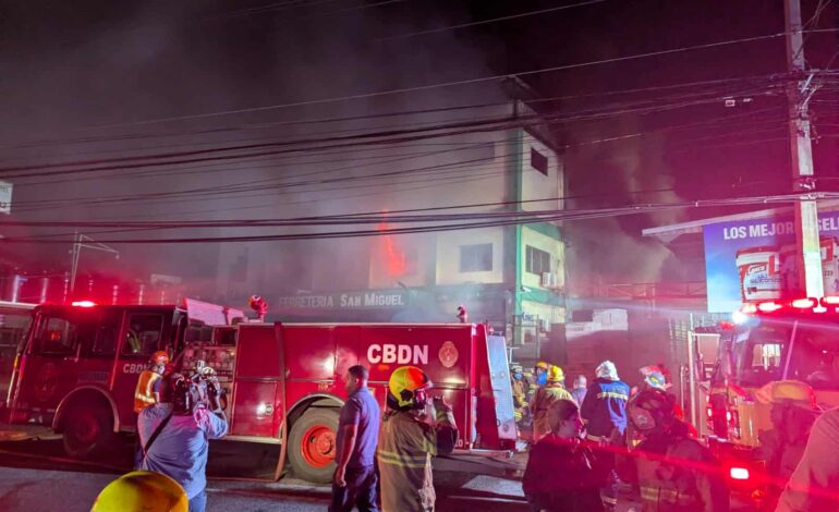 Fuego de gran magnitud en ferretería moviliza brigadas de varios municipios