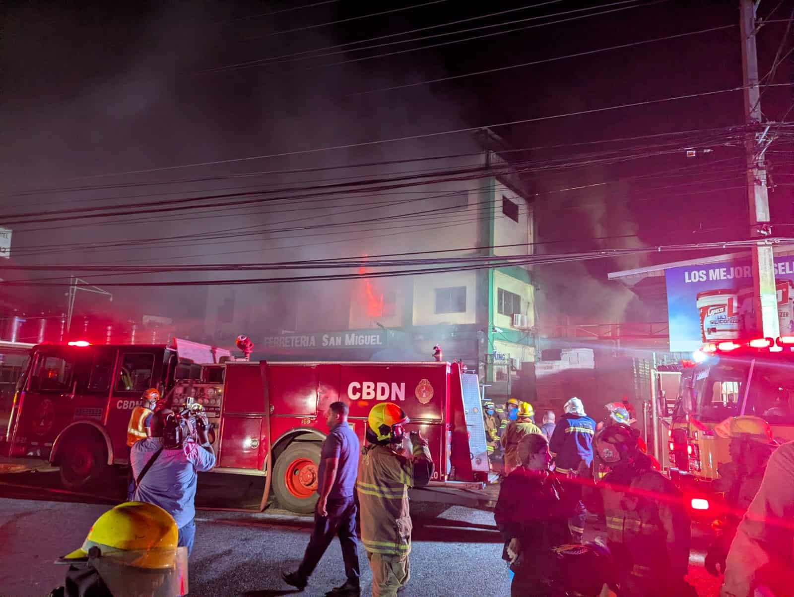 Fuego de gran magnitud en ferretería moviliza brigadas de varios municipios