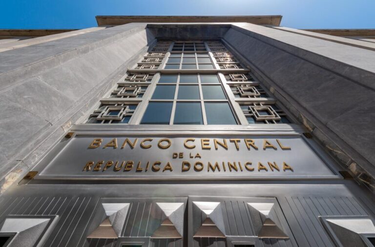 Dólar continúa a la baja: se vende este martes a RD$63.58