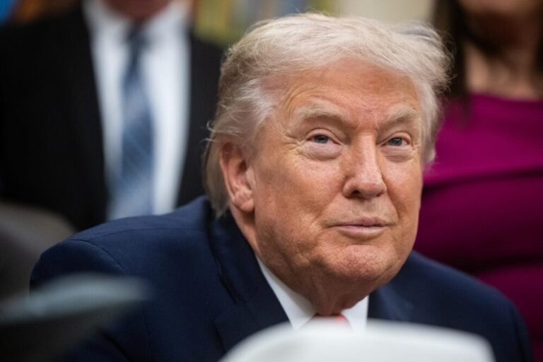 Trump ordena bloqueo total a petroleros sancionados que entren o salgan de Venezuela