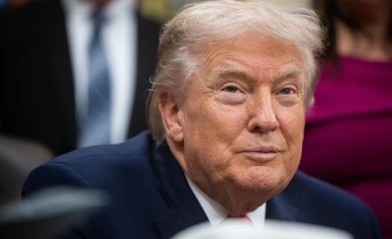 Trump ordena bloqueo total a petroleros sancionados que entren o salgan de Venezuela