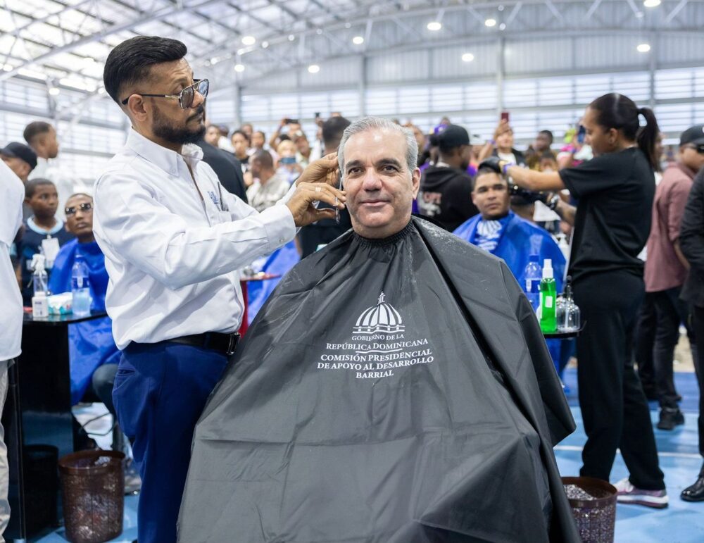 Abinader reúne a 1,000 peluqueros y barberos y anuncia respaldo histórico al sector belleza