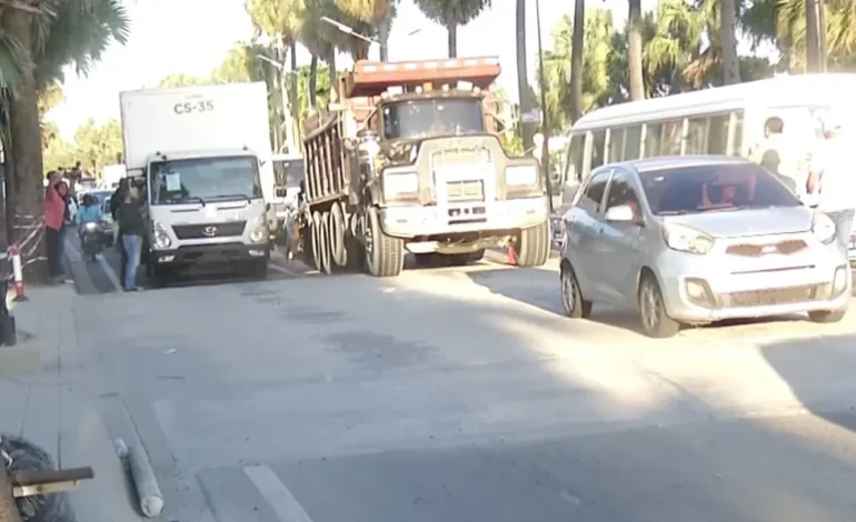 Muros sin señalización en el Malecón provocan daños a vehículos y generan alarma entre conductores