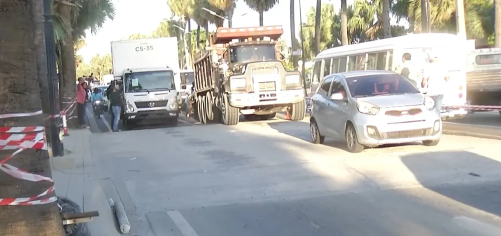 Muros sin señalización en el Malecón provocan daños a vehículos y generan alarma entre conductores