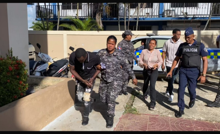 Cabo de la Policía Nacional recibe tres meses de prisión preventiva por feminicidio en Monte Plata