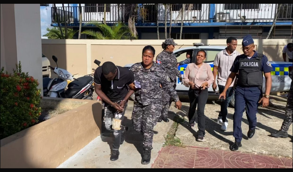 Cabo de la Policía Nacional recibe tres meses de prisión preventiva por feminicidio en Monte Plata