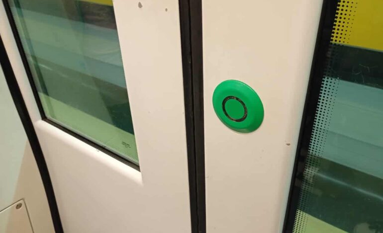 ¿Qué pasó con las puertas del Metro? Usuarios ahora deben presionar botón para salir y entrar