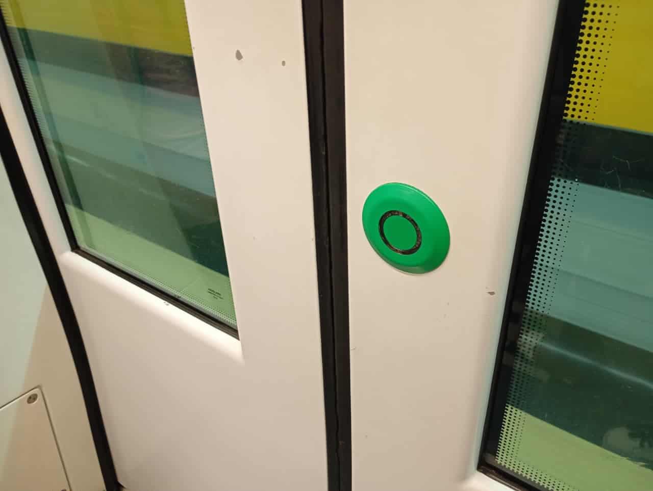 ¿Qué pasó con las puertas del Metro? Usuarios ahora deben presionar botón para salir y entrar