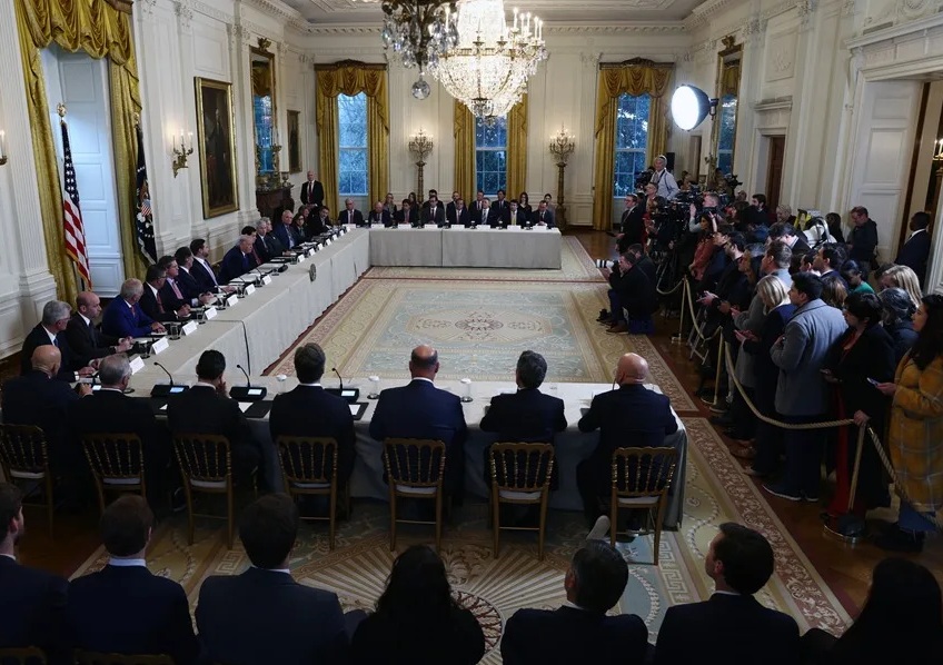 Trump ofrece “protección total” y urge a petroleras invertir US$100 mil millones en Venezuela