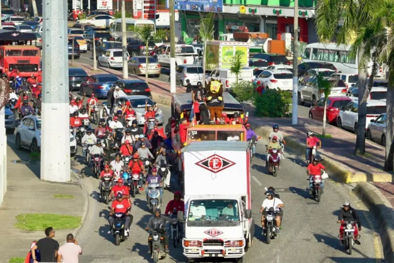 Santo Domingo se tiñó de rojo: Leones del Escogido desatan una marea humana en histórica caravana por la corona 18