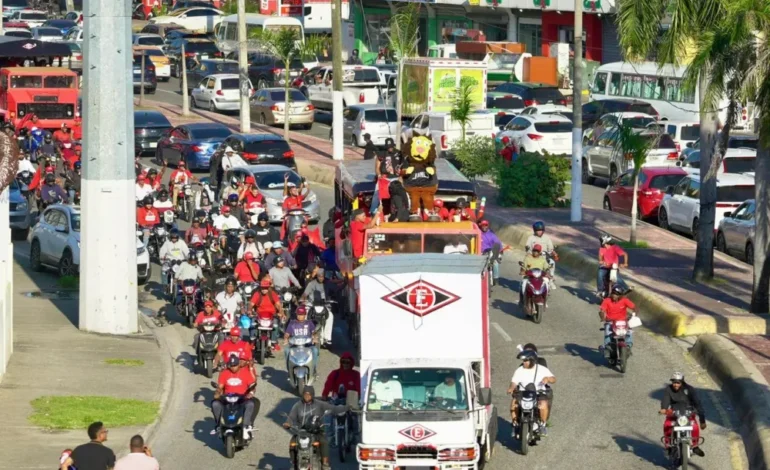 Santo Domingo se tiñó de rojo: Leones del Escogido desatan una marea humana en histórica caravana por la corona 18