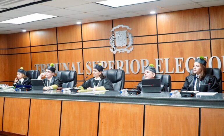 TSE declara inadmisible amparo contra Fuerza del Pueblo y aplaza casos del PHD