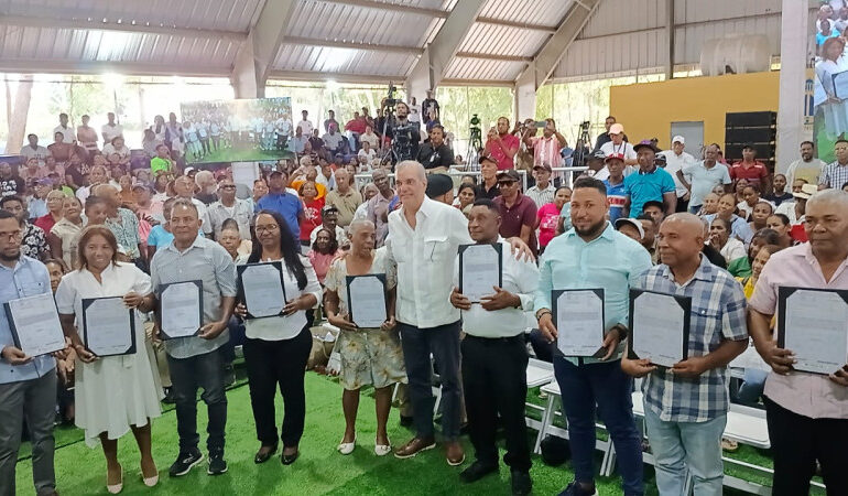 Presidente Abinader entrega 517 títulos de propiedad a familias en Neyba