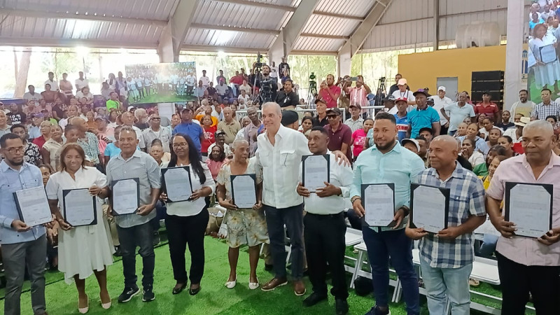 Presidente Abinader entrega 517 títulos de propiedad a familias en Neyba