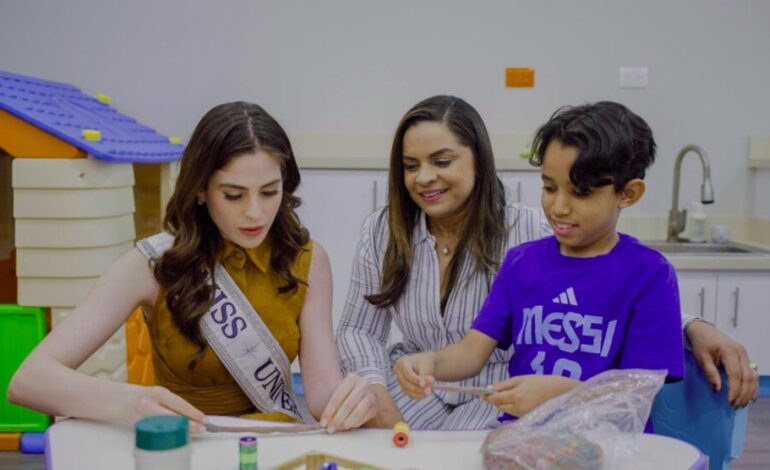 Miss Universo Fátima Bosch visita el CAID para promover la inclusión y visibilidad del autismo