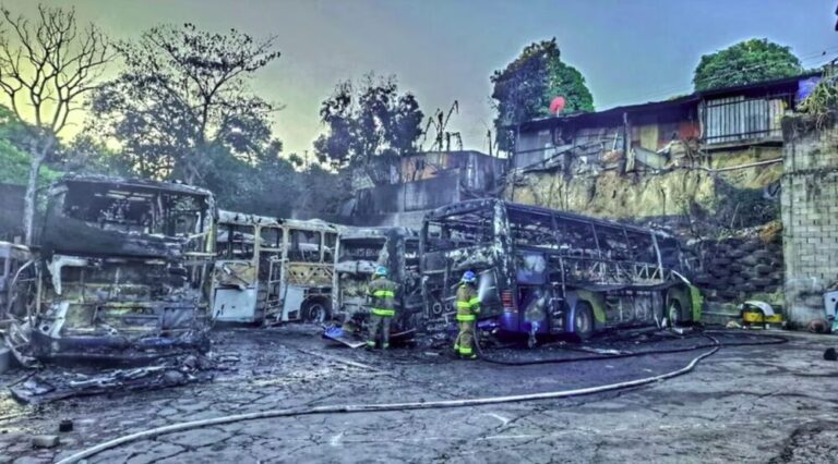 Incendio destruye parqueo de autobuses en Soyapango sin dejar víctimas