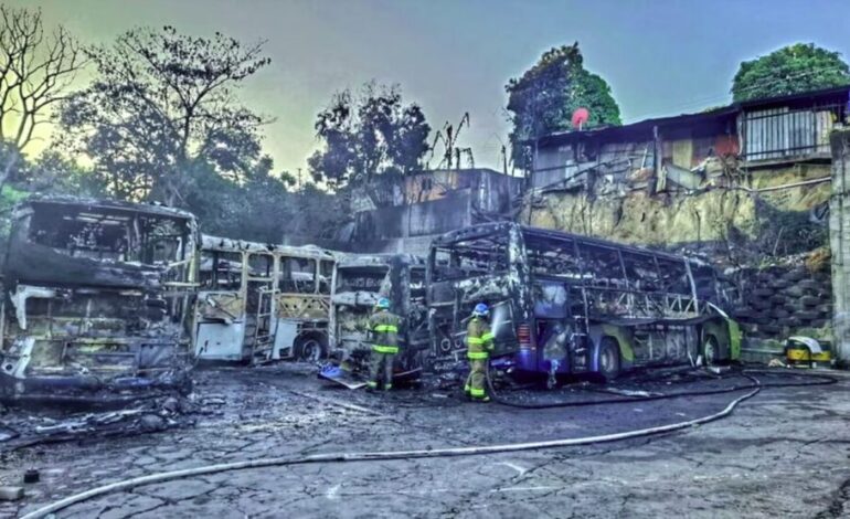 Incendio destruye parqueo de autobuses en Soyapango sin dejar víctimas