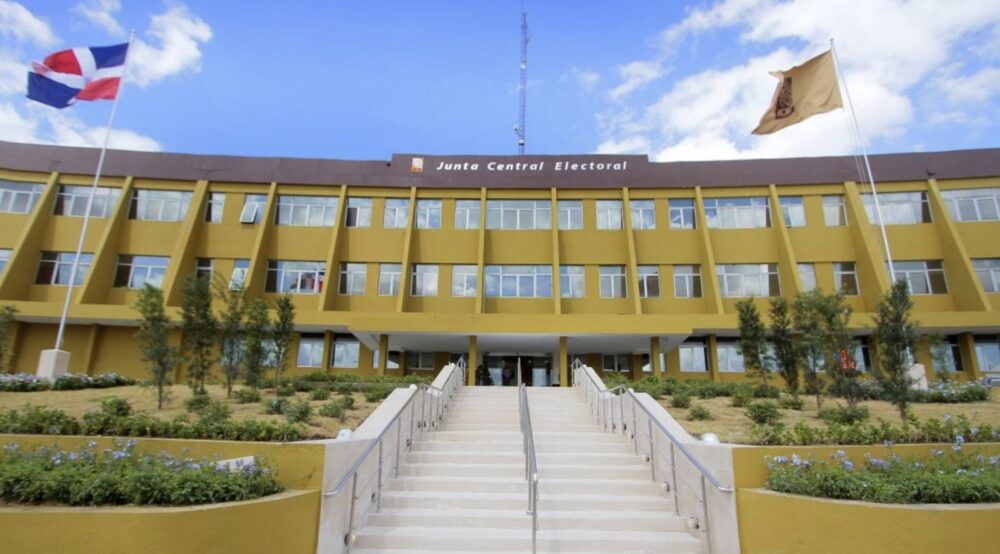 JCE anuncia horario especial en 14 centros de cedulación por renovación de cédulas