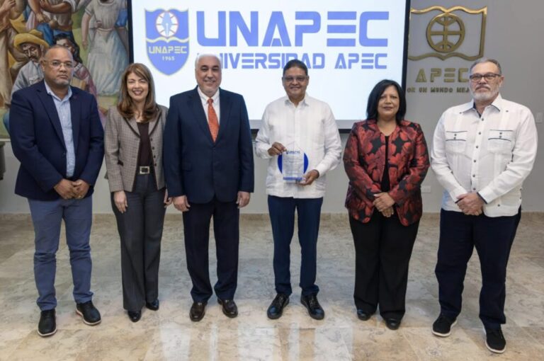 UNAPEC exalta liderazgo del COE y fortalece la educación para salvar vidas