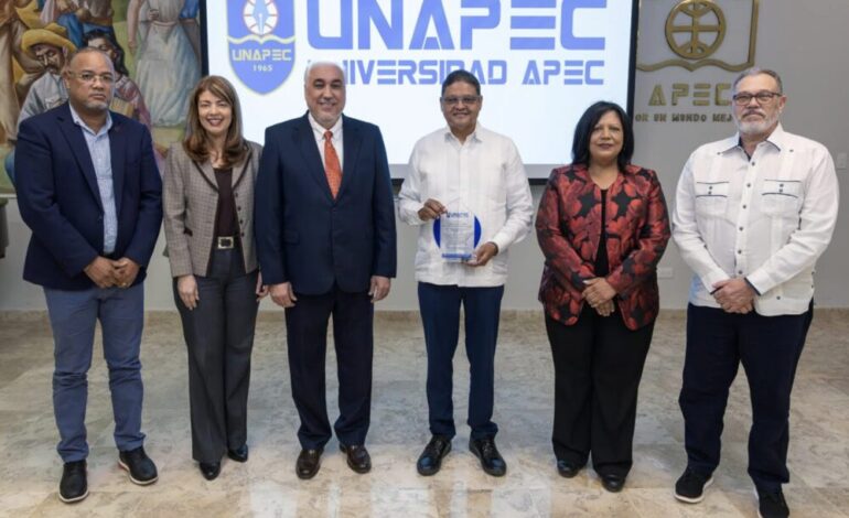 UNAPEC exalta liderazgo del COE y fortalece la educación para salvar vidas