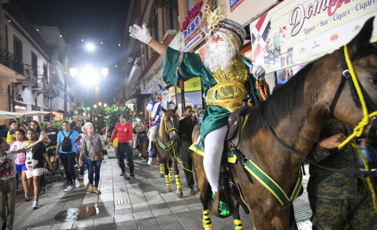 La magia de los Reyes Magos llena de alegría a los niños con el tradicional desfile en la Ciudad Colonial