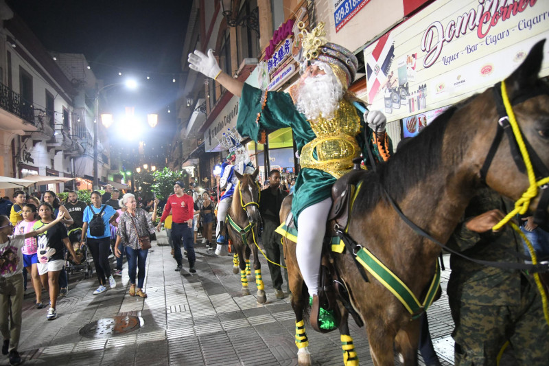 La magia de los Reyes Magos llena de alegría a los niños con el tradicional desfile en la Ciudad Colonial