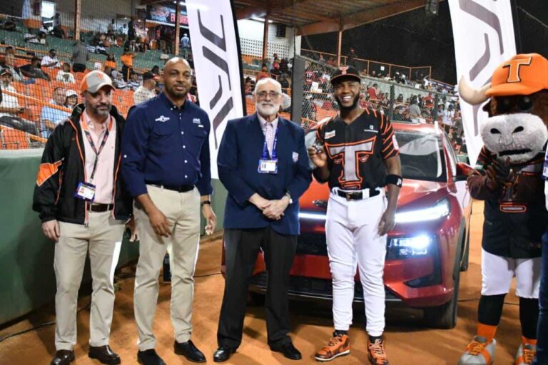 Bryan de la Cruz recibe SUV 2026 como Jugador Más Valioso de Lidom en emotiva ceremonia en La Romana