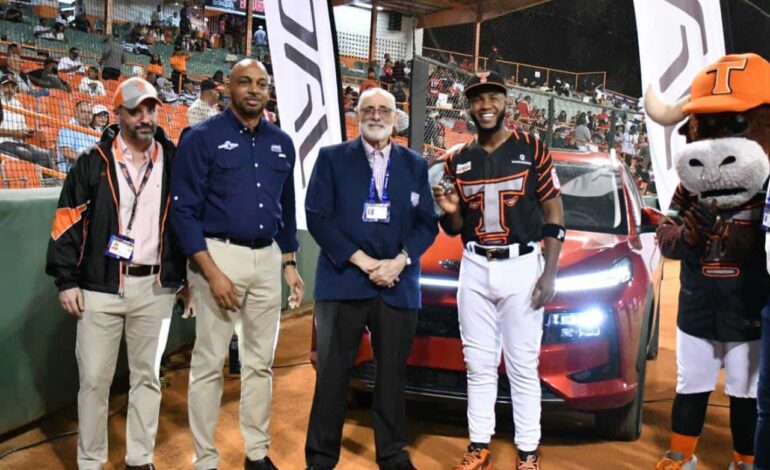 Bryan de la Cruz recibe SUV 2026 como Jugador Más Valioso de Lidom en emotiva ceremonia en La Romana