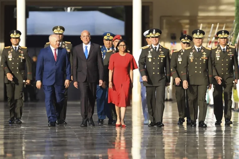 Delcy Rodríguez asume mando total de la FANB y jura defender Venezuela “hasta perder la vida”