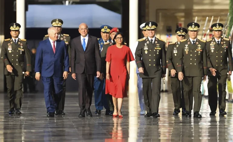 Delcy Rodríguez asume mando total de la FANB y jura defender Venezuela “hasta perder la vida”