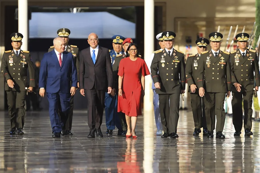 Delcy Rodríguez asume mando total de la FANB y jura defender Venezuela “hasta perder la vida”