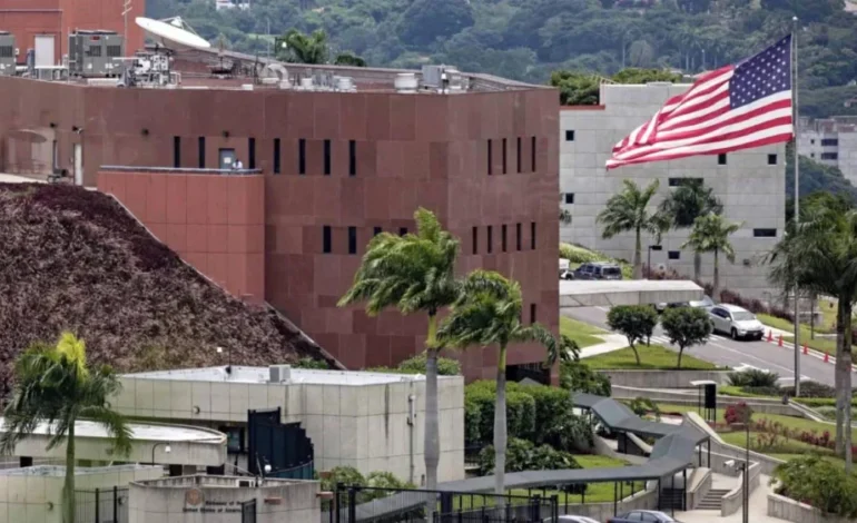 PNB detiene y obliga a borrar material a equipo de Telemundo en Caracas en medio de clima de censura contra la prensa