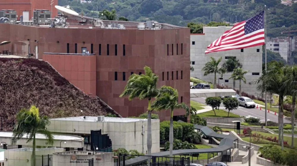 PNB detiene y obliga a borrar material a equipo de Telemundo en Caracas en medio de clima de censura contra la prensa