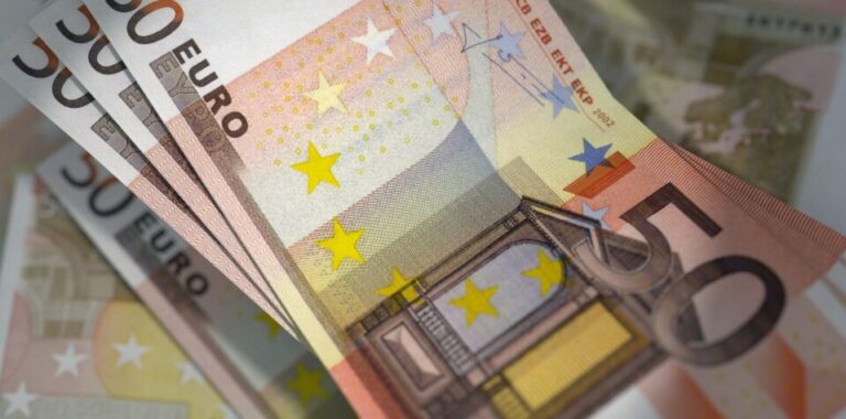 El euro cae frente al dólar tras fuerte aumento del desempleo en Alemania