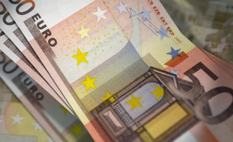 El euro cae frente al dólar tras fuerte aumento del desempleo en Alemania