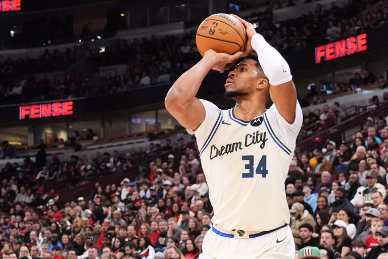 Giannis vuelve a lesionarse y apunta a baja prolongada