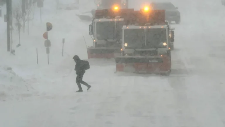 Hielo y nieve colapsan vuelos y carreteras en EE. UU.