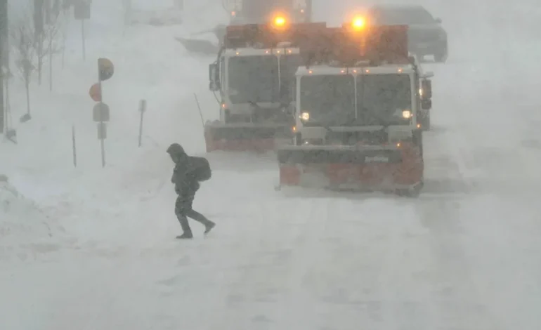 Hielo y nieve colapsan vuelos y carreteras en EE. UU.