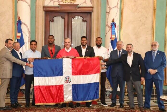 Abinader entrega la Bandera Nacional a los Leones del Escogido y enciende el orgullo dominicano rumbo a la Serie del Caribe