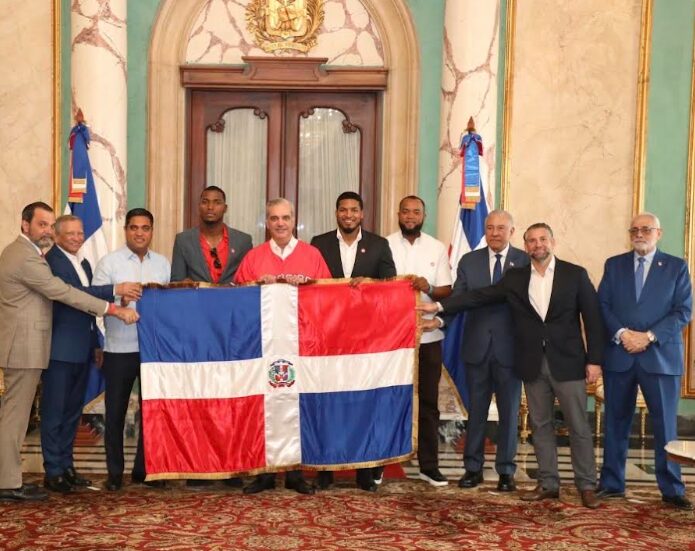 Abinader entrega la Bandera Nacional a los Leones del Escogido y enciende el orgullo dominicano rumbo a la Serie del Caribe