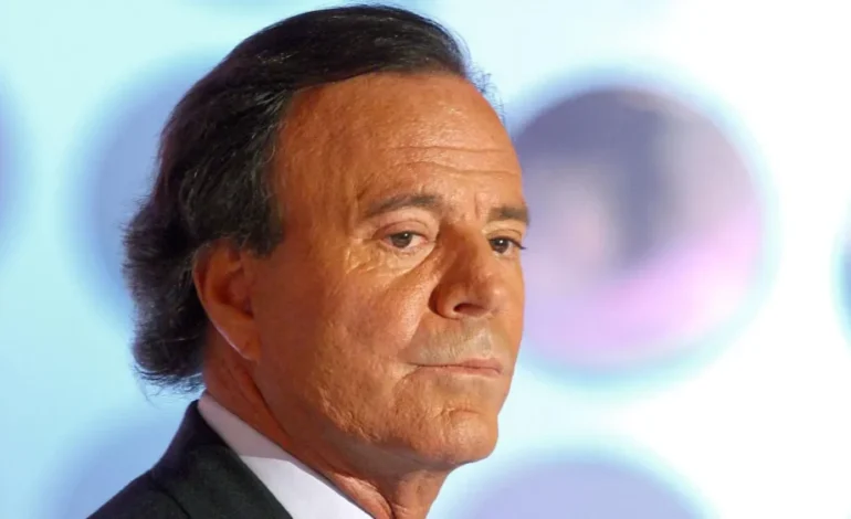 Dos extrabajadoras acusan a Julio Iglesias de presunto acoso y agresión sexual, según investigación periodística
